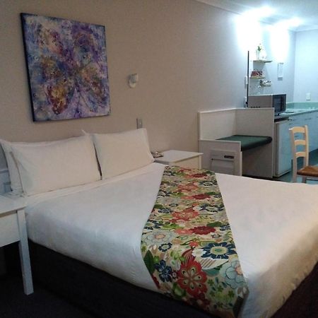 Colonial Lodge Motel เทาโป ภายนอก รูปภาพ